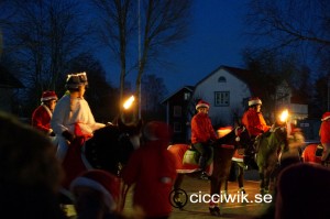 Rudskogens Ryttarförenings Luciatåg vid Närköp i Skived. Foto: Cicci Wik