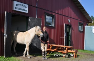 Marianne Petersson, med Cindy som är en av Ridskolans hästar. På ridklubbens hemsida kan man läsa att hon är en fjording med fina gångarter och när hon ska in från hagen vid middagsdax vill hon alltid in först.