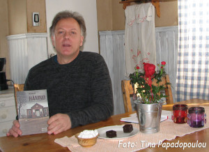 Kent Lokvist hemma i köket med sin bok. 