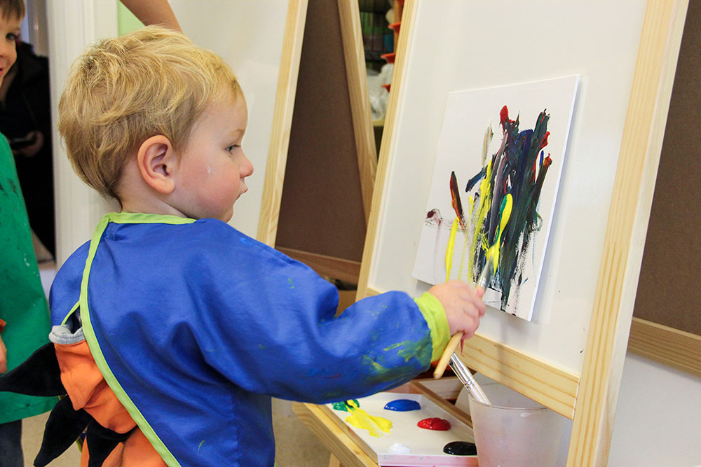 Noah är 1,5 år, här målar han koncentrerat. Foto: Mona Boström.