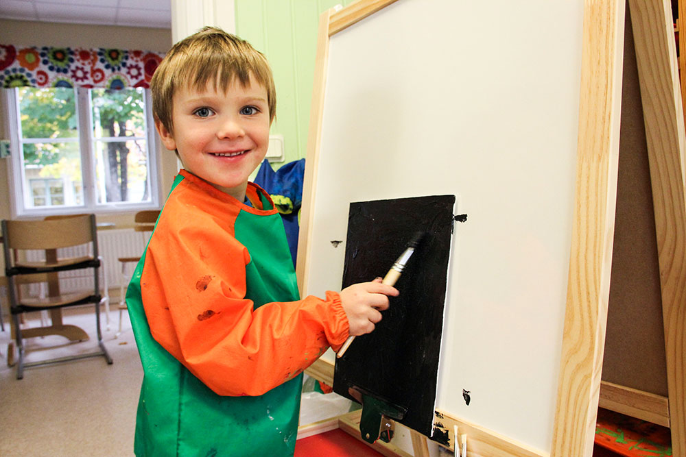 Theo är 4 år och han målar svart. Foto: Mona Boström.