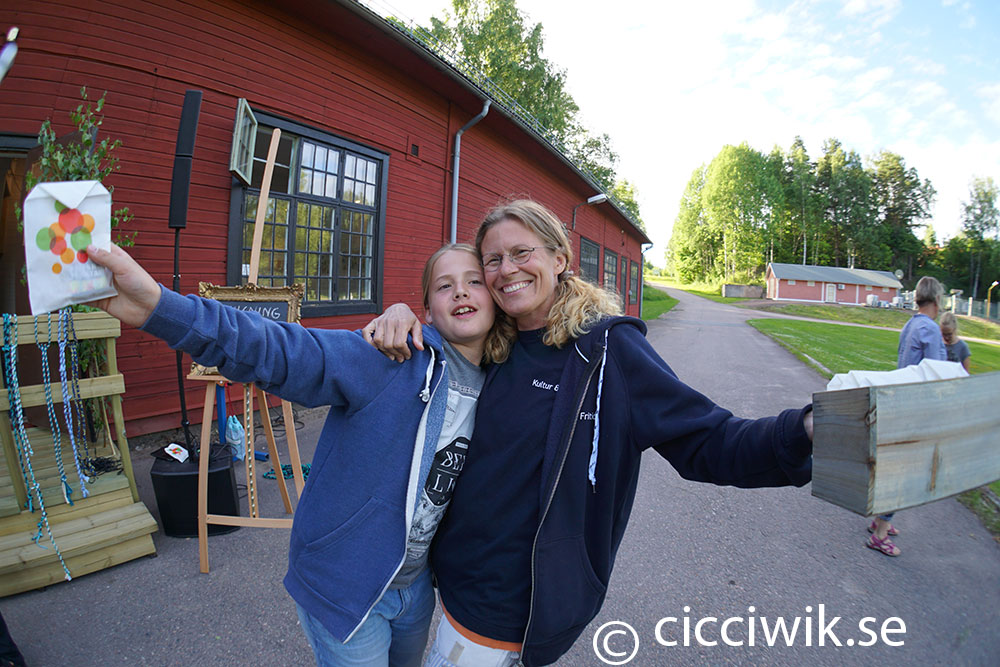 Ville Skinnargård till vänster var en av deltagarna på kollot, här tillsammans med Kicki Lindfors, kulturinspiratör hos Forshaga kommun.