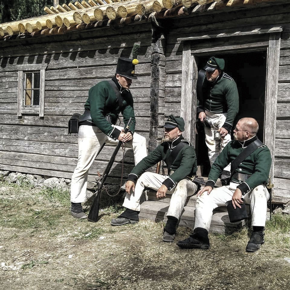Wermlands Fältjägare är ett ideellt historiskt sällskap vars medlemmar återskapar och gestaltar en soldatrote. Här är de i i Oravais, Finland.