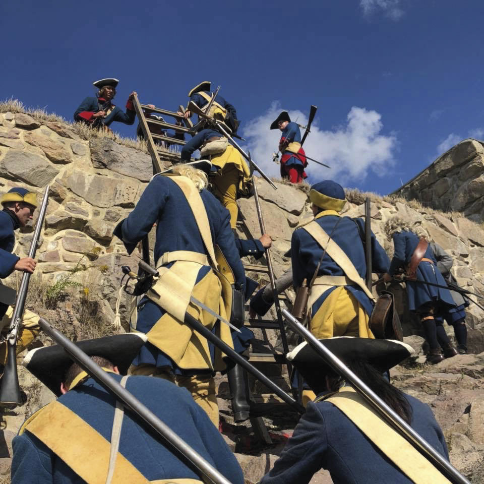 Karolinerna ovan stormar muren vid Halden 300 år.