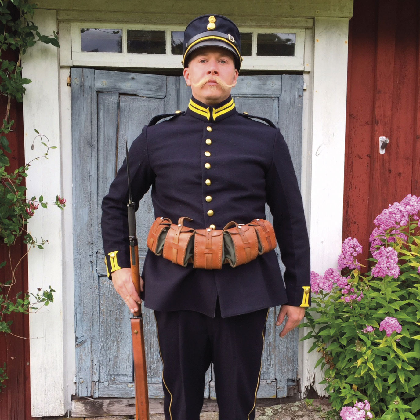 Fritjof i en svensk uniform, model 1886. Foto: privat