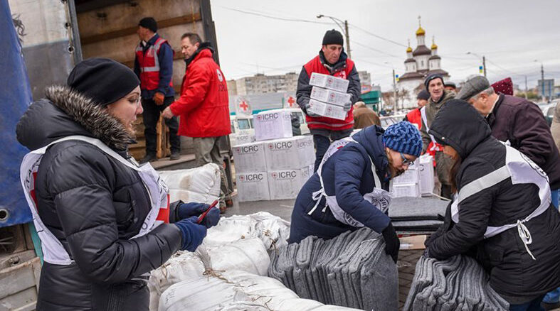 Forshagakretsen skänkte 100 000 kronor till Röda Korsets och Röda Halvmånens arbete i Ukraina.