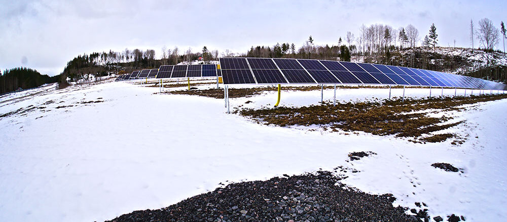 Markanläggning med solceller utmed riksväg 62.