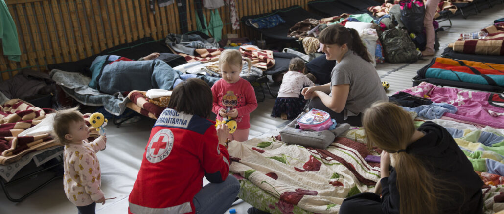 Bild på volontärer från Röda Korset som arbetar med flyktingar. Foto: RÖDA KORSET