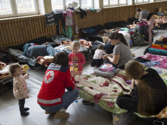 Bild på volontärer från Röda Korset som arbetar med flyktingar. Foto: RÖDA KORSET
