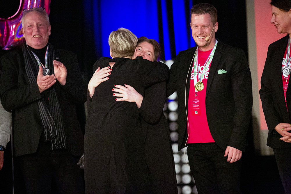 Det blev en glad kväll med många skratt. Här är det Carina Haak som får en välförtjänt kram. Foto: Björn Lans