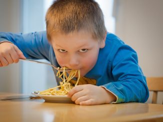 Barn äter mat. Foto: Pixabay