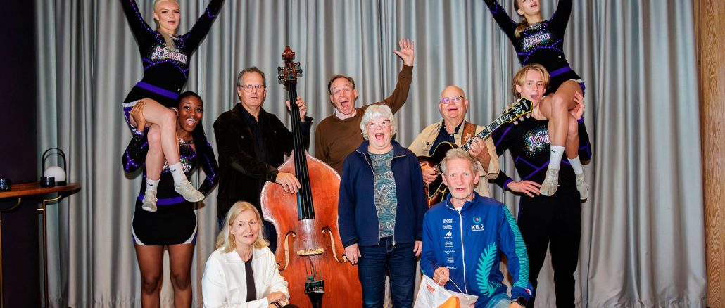 Representanter från CheerXplosion, Hammarö Kammarkör, Jazz i Lusasken, Kils OK och PRO Forshaga firar att man får ta del av Löfbergs föreningsstöd 2024. Foto: Tommy Andersson