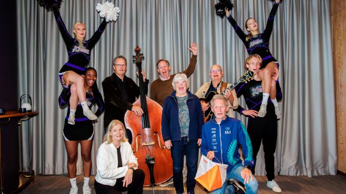 Representanter från CheerXplosion, Hammarö Kammarkör, Jazz i Lusasken, Kils OK och PRO Forshaga firar att man får ta del av Löfbergs föreningsstöd 2024. Foto: Tommy Andersson