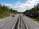 AI-bild av 2+1-väg med mitträcke.