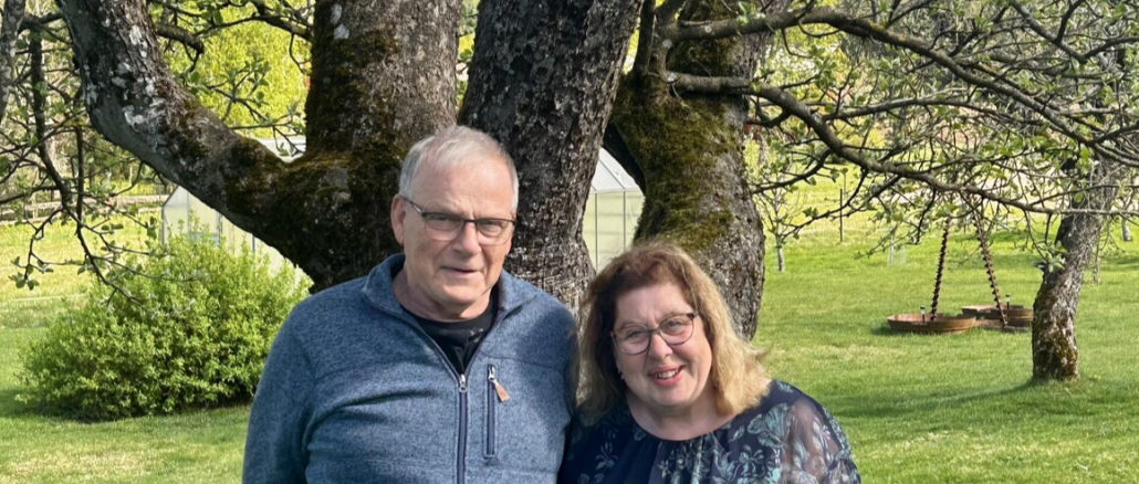 Lars-Ove och Elisabeth Byström som öppnar Hultängsstugans Café vid Edeby Hembygdsgård. Foto: Forshaga kommun