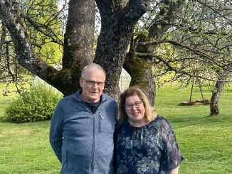 Lars-Ove och Elisabeth Byström som öppnar Hultängsstugans Café vid Edeby Hembygdsgård. Foto: Forshaga kommun