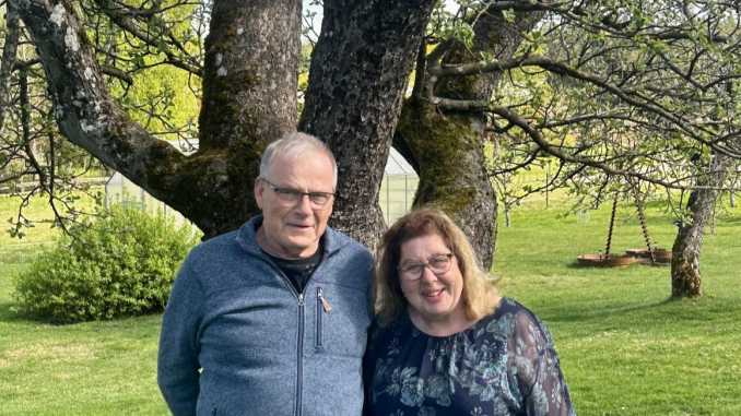 Lars-Ove och Elisabeth Byström som öppnar Hultängsstugans Café vid Edeby Hembygdsgård. Foto: Forshaga kommun