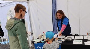 Barn och vuxna som gissade rätt på vad som får spolas ner i toaletten belönades med en godisask av Katrin Edholm. Foto: Länsstyrelsen