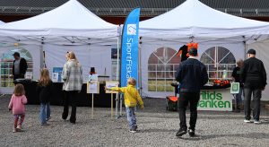 Sportfiskarna har deltagit i varje Vattendag som arrangerats sedan 2023, och i år kunde nyfikna besökare spana in insekter som trollsländelarver på mycket nära håll. Foto: Länsstyrelsen